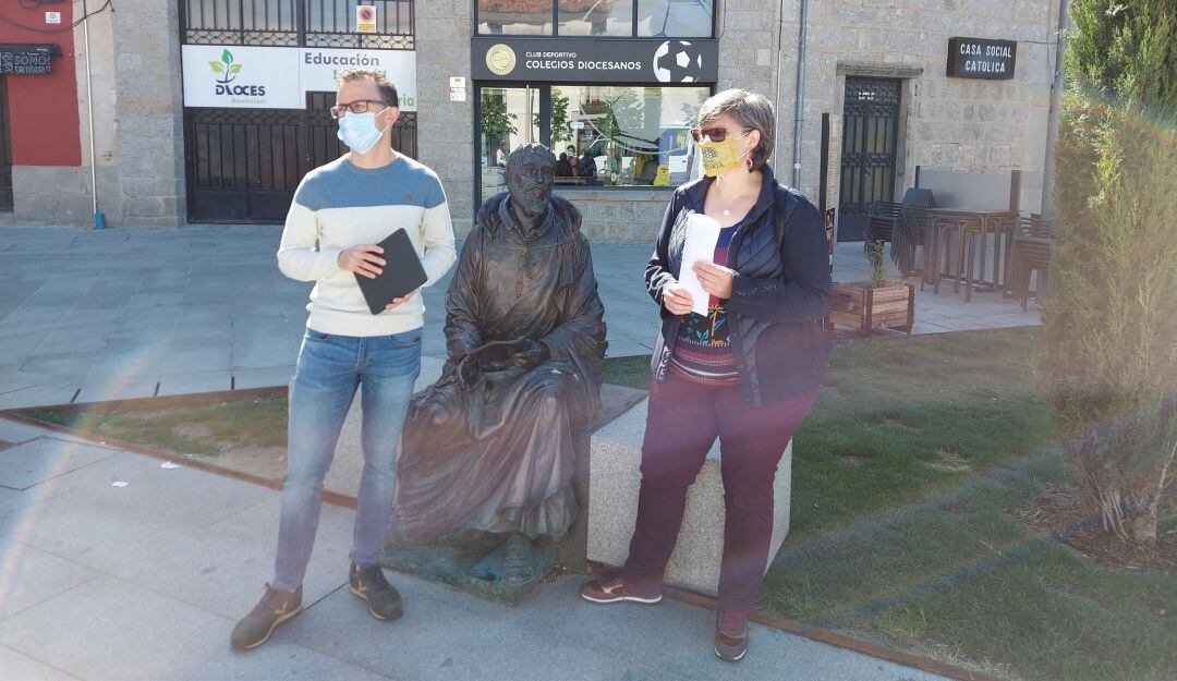 Ana Sabe y Óscar Arroyo, miembros de la Asociación Centro de Estudios Tomás Luis de Victoria, junto a la estatua del músico abulense