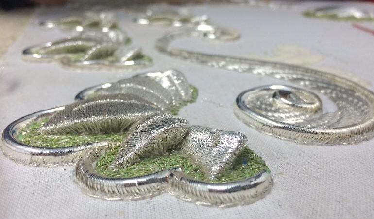 Detalle de algunos de los bordados en plata que lucirá la nueva túnica que un grupo de hermanos y devotos va a regalar al Señor de la Sentencia