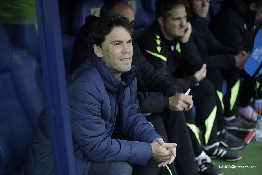 El entrenador del equipo almeriense, atento en el banquillo de La Rosaleda.