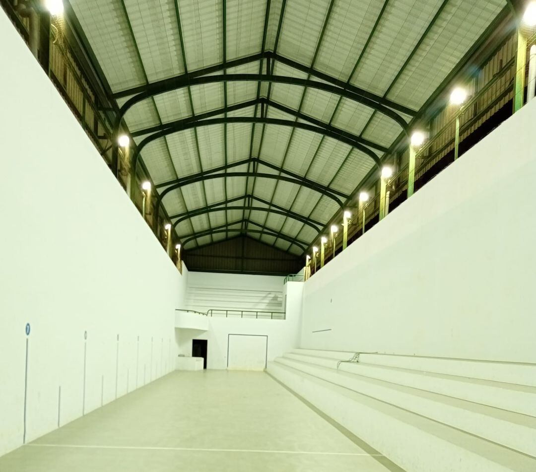 Nueva iluminación en el trinquet municipal de Tavernes 