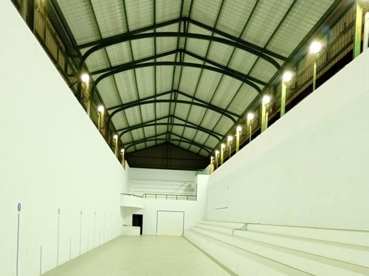 El trinquet municipal de Tavernes cuenta con una nueva iluminación