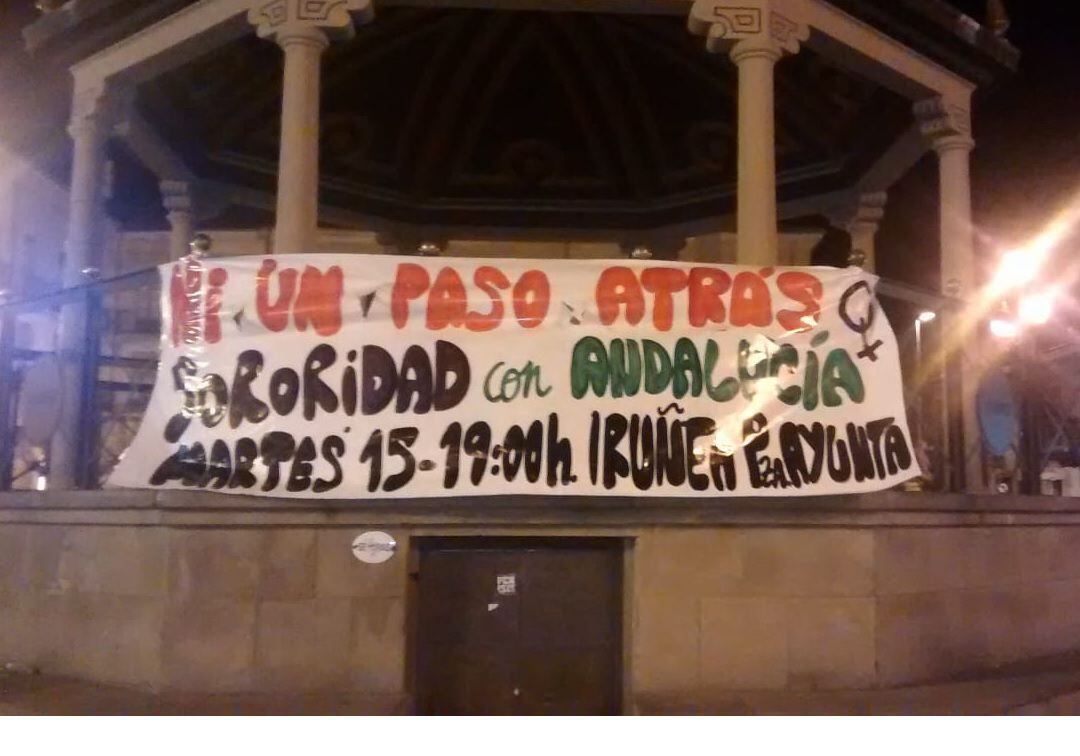 Pancarta colocada en la Plaza de Navarra de Tafalla para convocar a la manifestación de Pamplona