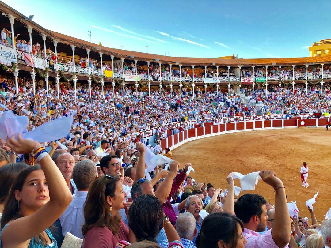 Público en El Bibio durante un festejo taurino.