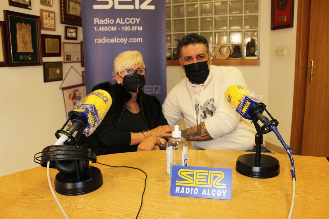 Puri Bernabeu y Mario Sancho en el estudio central de Radio Alcoy
