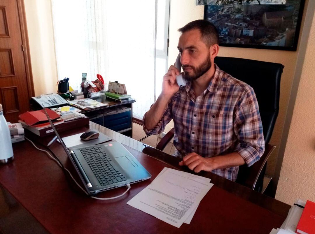 El alcalde de la localidad, Josep Sempere, en su despacho