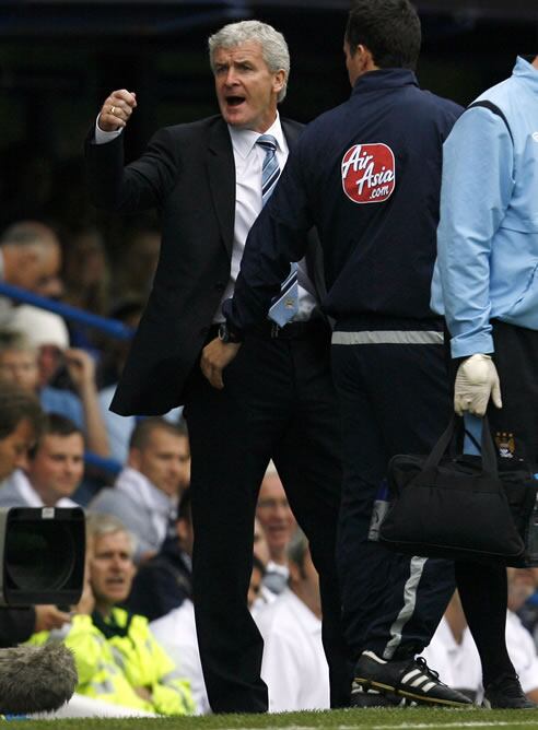 Mark Hughes, técnico del Manchester City, da órdenes a sus jugadores