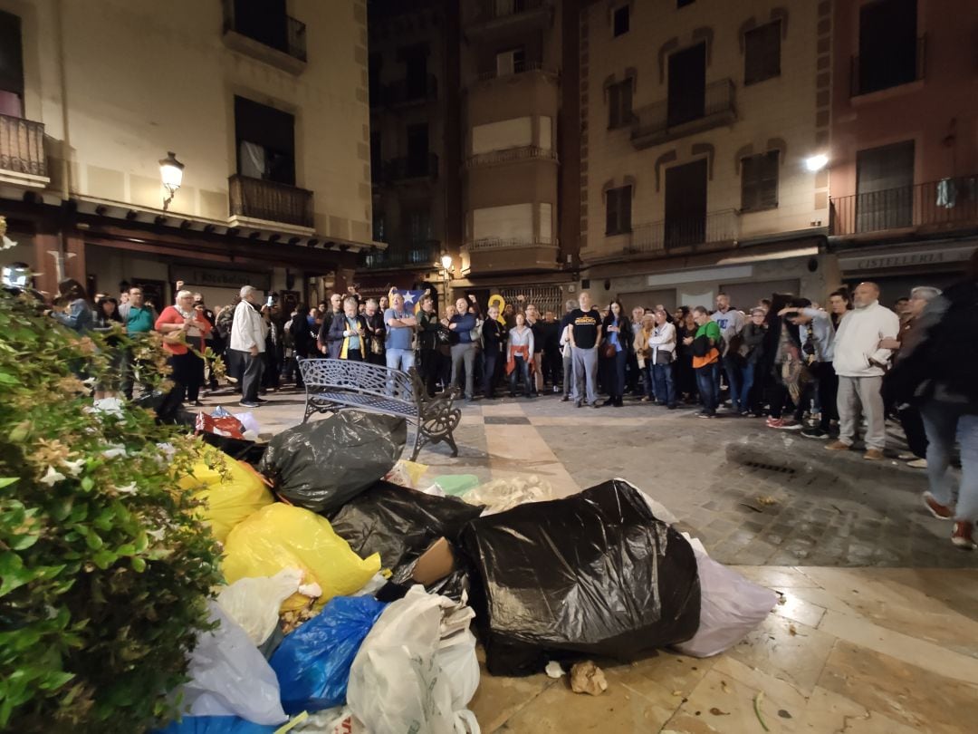 Manifestants davant la seu del PSC Reus. 