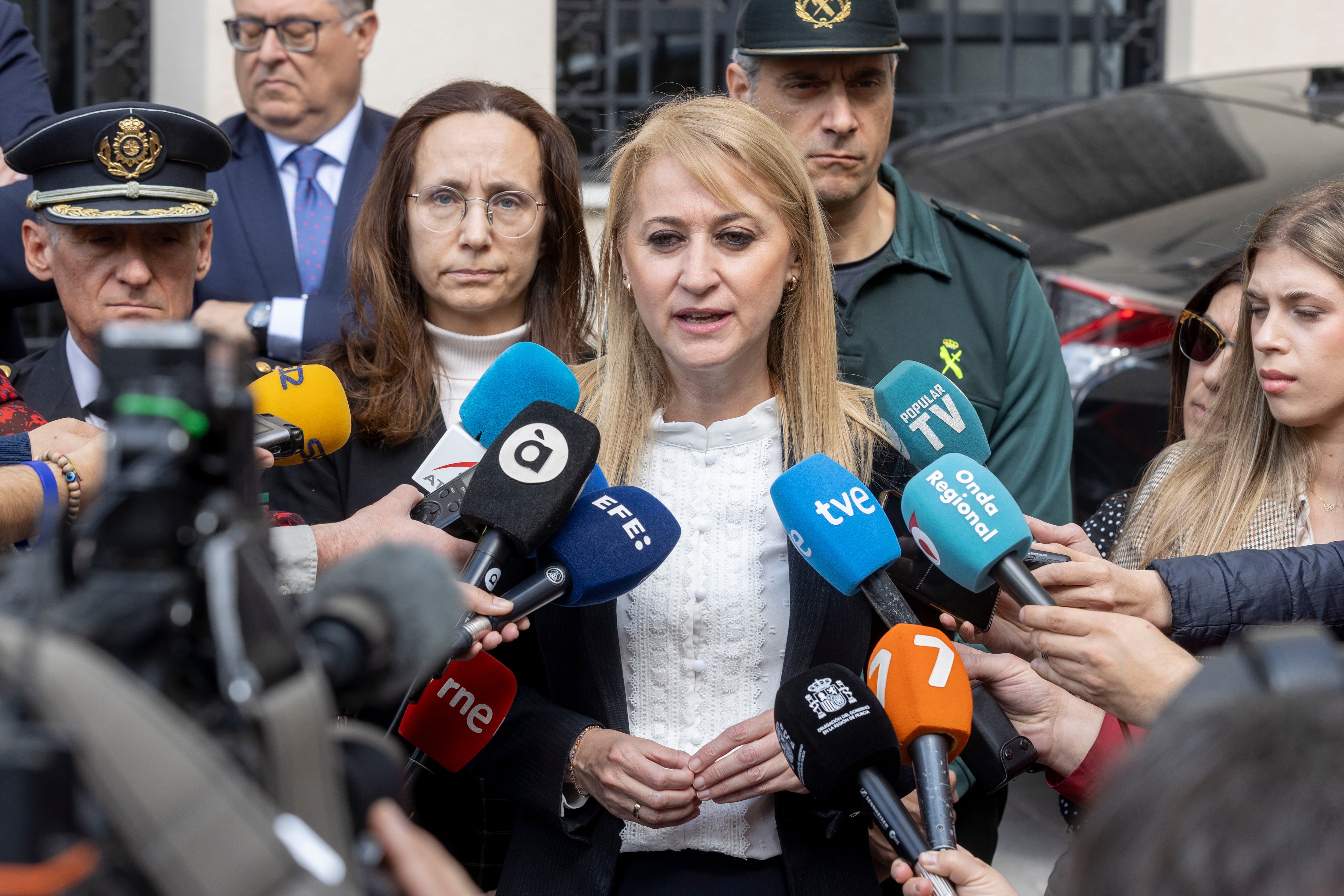 MURCIA, 02/04/2025.- La delegada del Gobierno en Murcia, Mariola Guevara (c) acompañada por el Coronel jefe de la Guardia Civil en la Región de Murcia Francisco Pulido (d) y el jefe superior de la policía nacional Ignacio del Olmo (i). EFE / Marcial Guillén