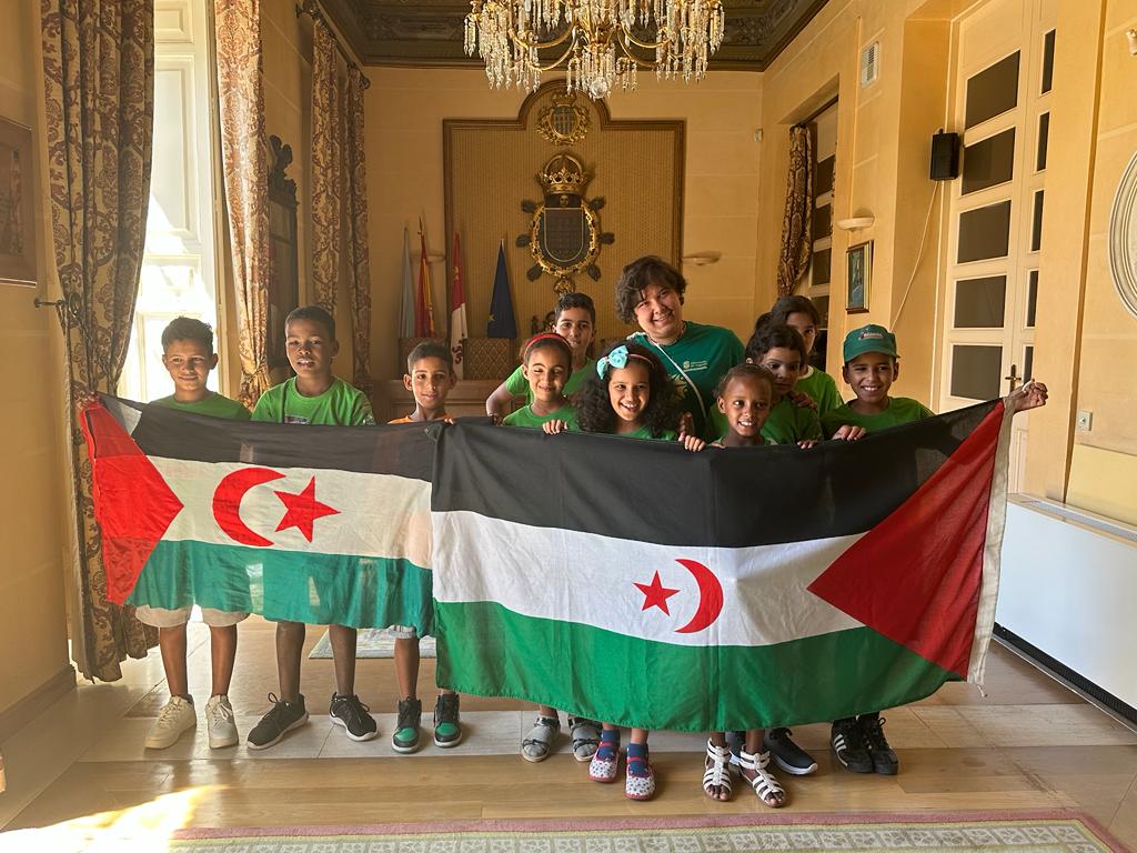 Los niños saharauis del programa &quot; Vacaciones en paz &quot; visitan el Ayuntamiento de Segovia