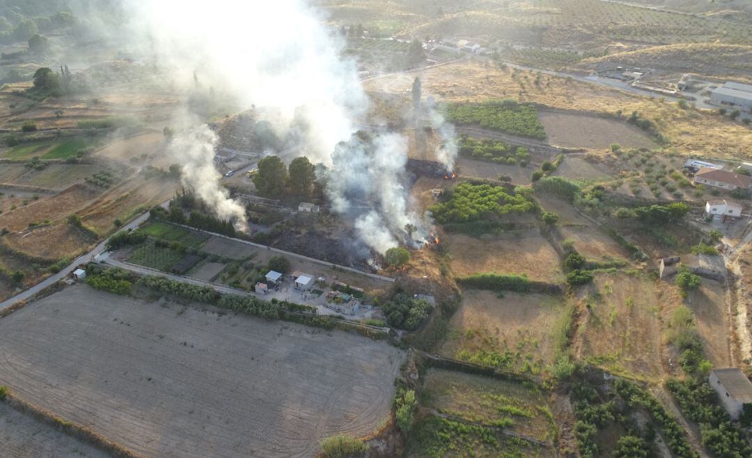 Imagen del incendio agrícola declarado a última hora de la tarde de ayer en la pedanía de Valentín, en el término municipal de Cehegín