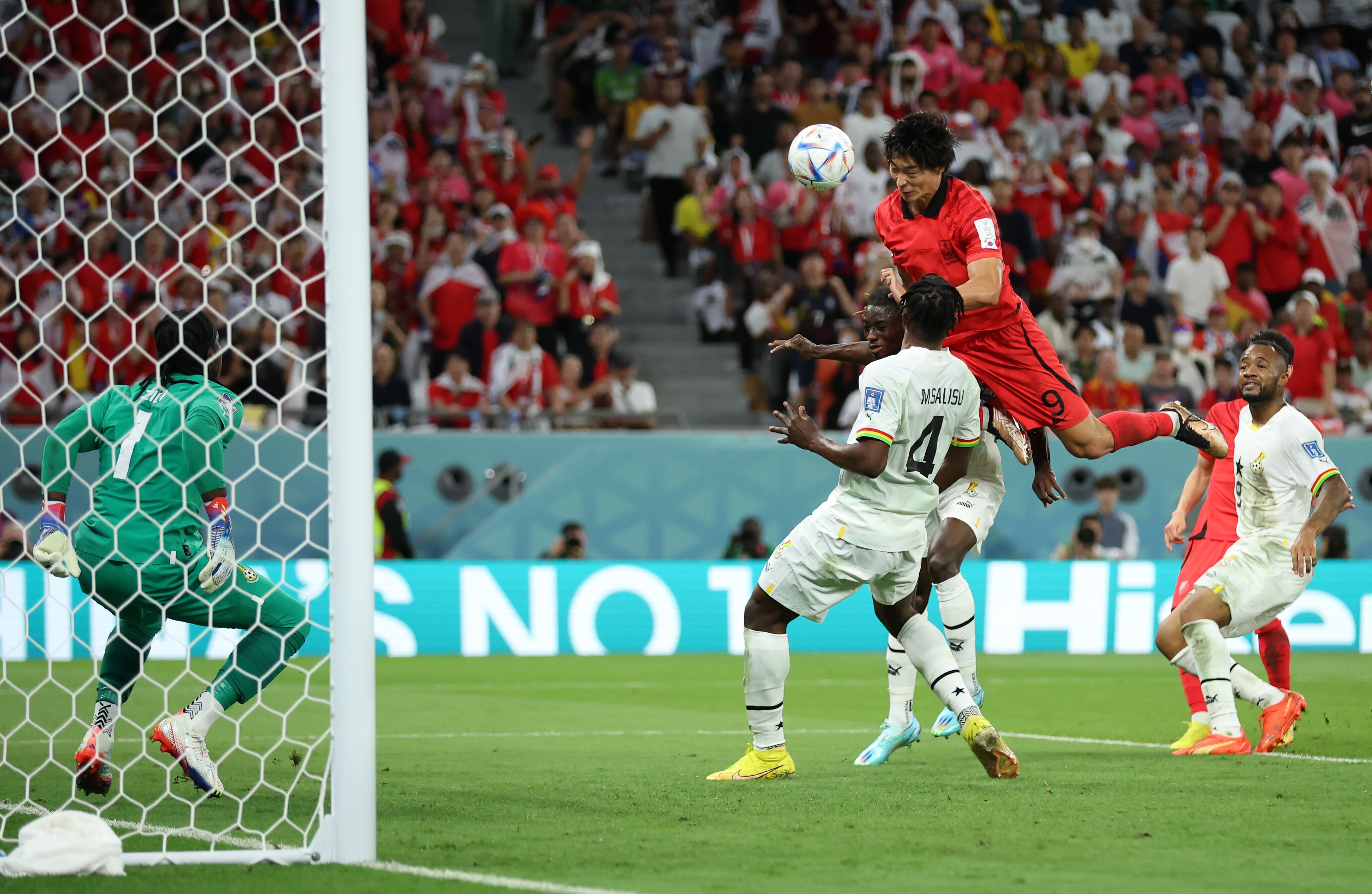 Gue-Sung Cho remata de cabeza en su segundo gol.