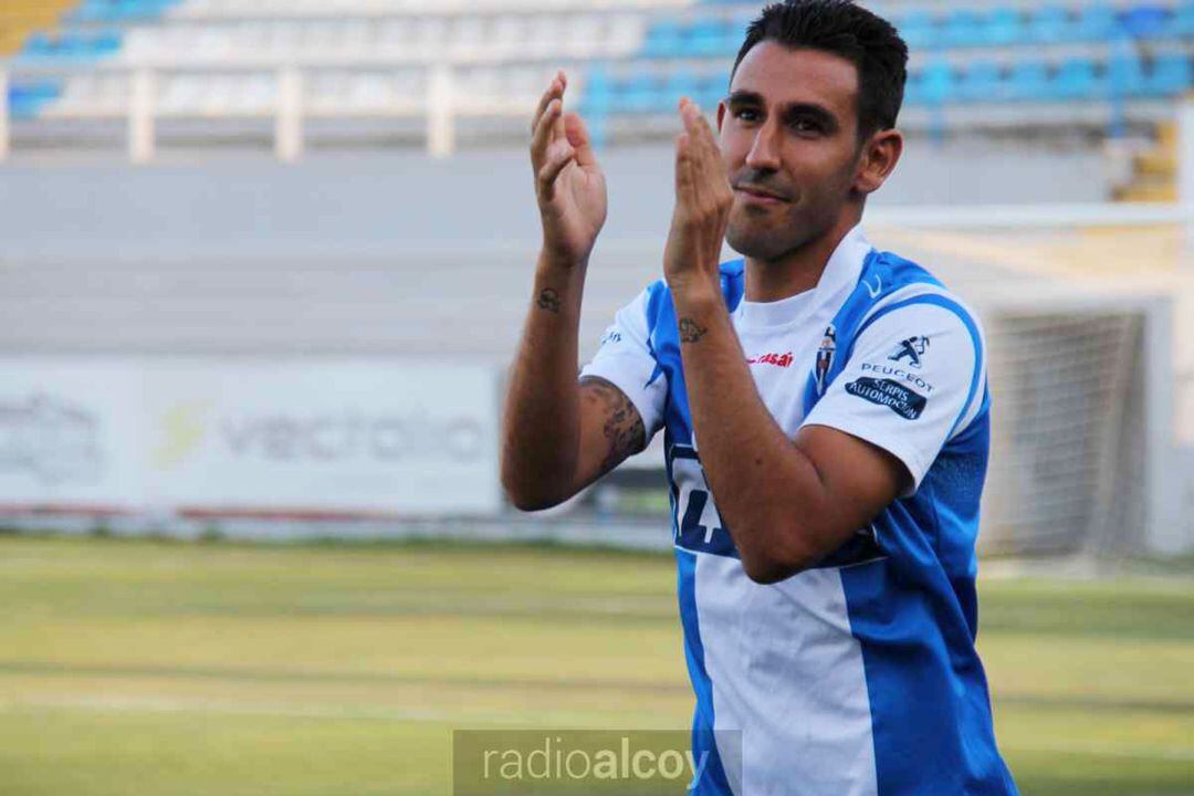 El jugador ibense en una de sus etapas vistiendo la camiseta blanquiazul