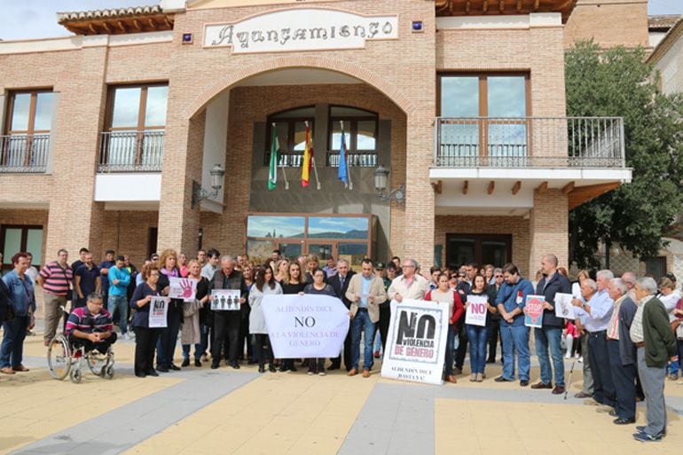 Vecinos y autoridades de Alhendín (Granada) se han concentrado este 19 de octubre de 2015 en la plaza del ayuntamiento para condenar el último caso de violencia de género en la localidad.