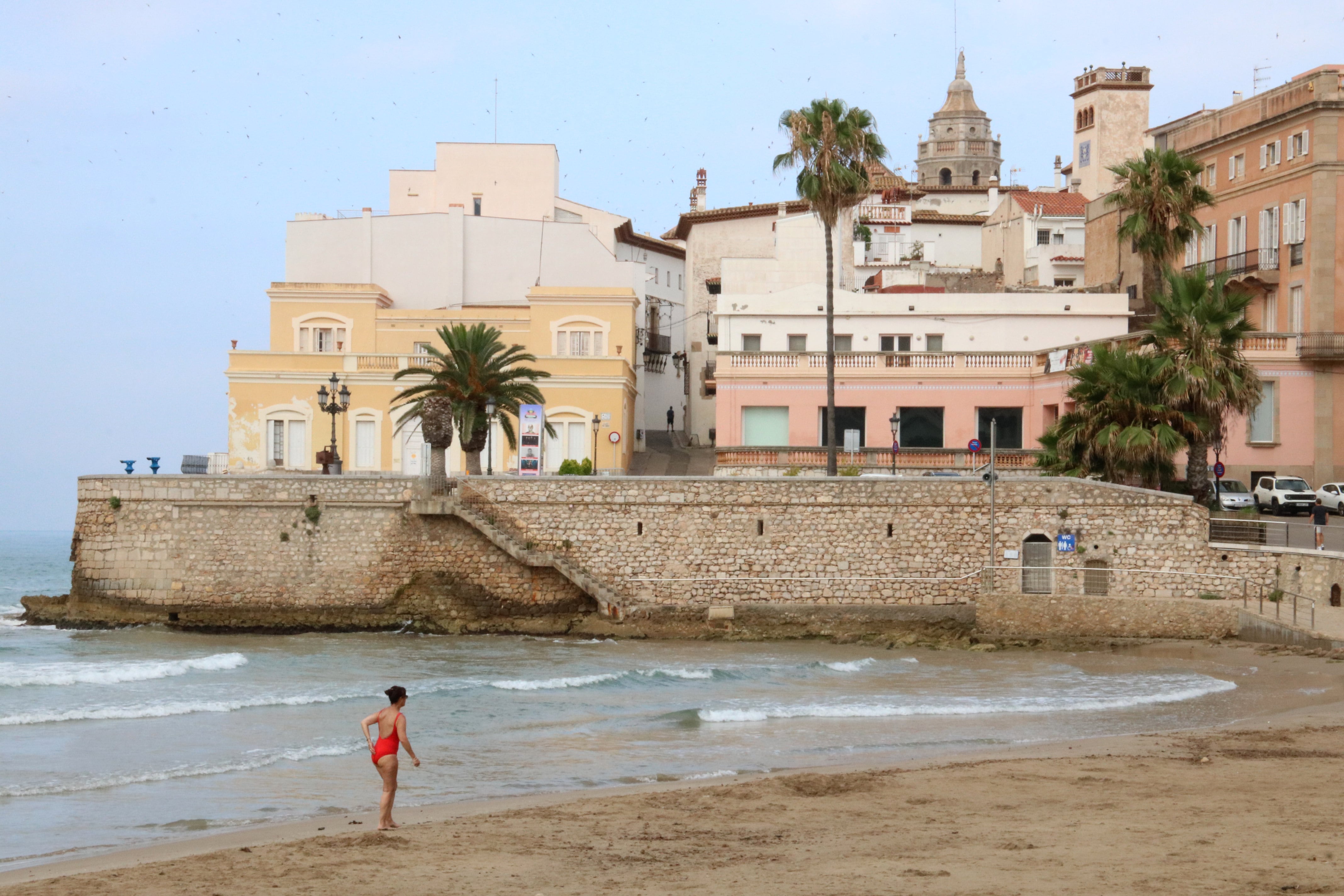 La platja de Sant Sebastià de Sitges, amb pocs metres de sorra a meitats d&#039;estiu degut al temporal Nelson de mesos enrere