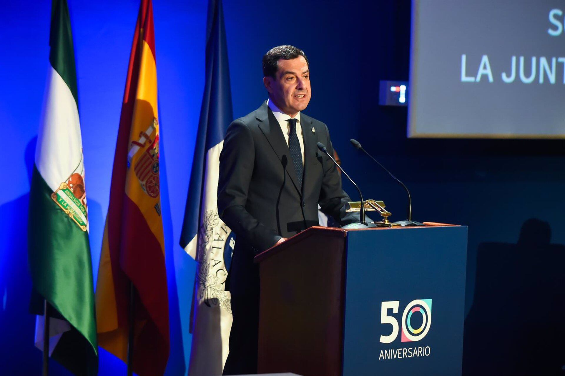 El presidente andaluz, Juanma Moreno, en el acto de entrega de la medalla de oro de la Universidad de Málaga a la Junta de Andalucía