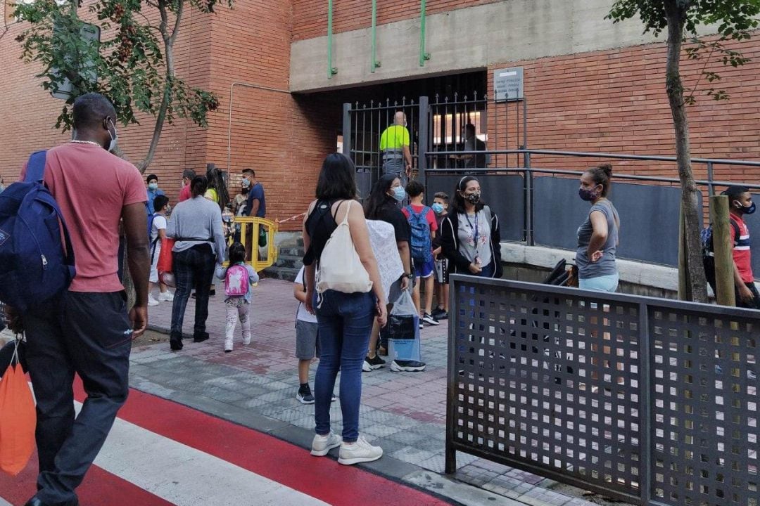 Entrada d'alumnes a l'Escola Matilde Orduña de l'Hospitalet de Llobregat