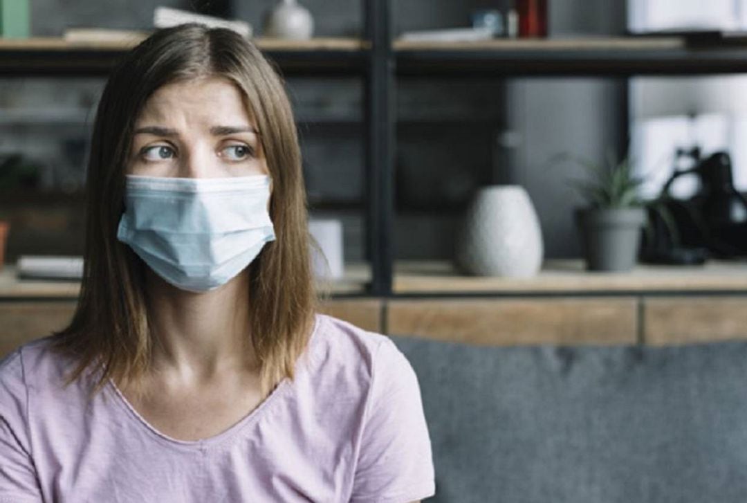 Mujer con mascarilla quirúrgica