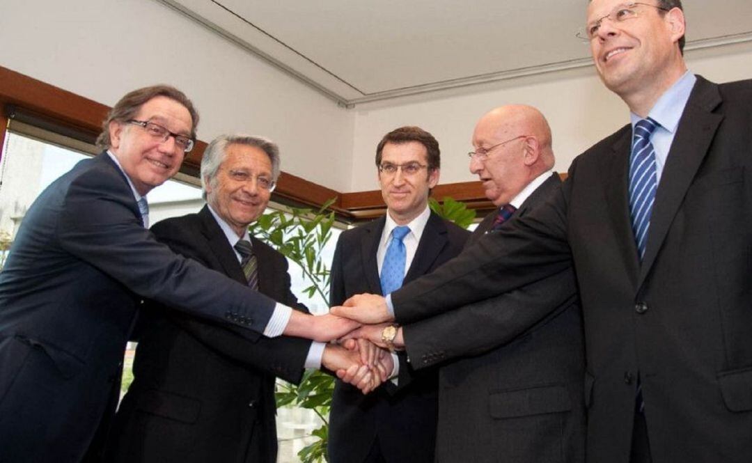 El presidente de la Xunta, Alberto Núñez Feijóo, celebra la fusión de Caixanova y Caixa Galicia con sus directivos, en 2010.