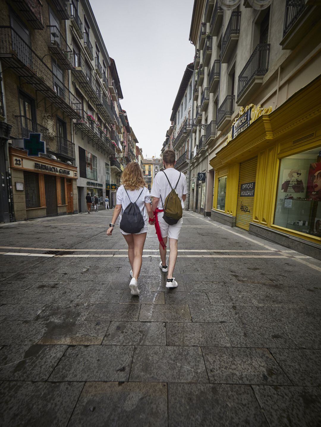 Dos jóvenes pasean por las calles de Pamplona