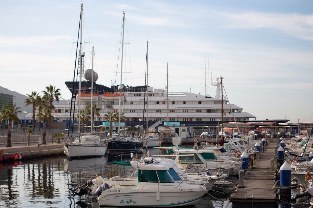 El puerto de Cartagena tiene para este año nuevo récord en escalas y pasajeros, con 240.000 cruceristas. 
 
 
 
 