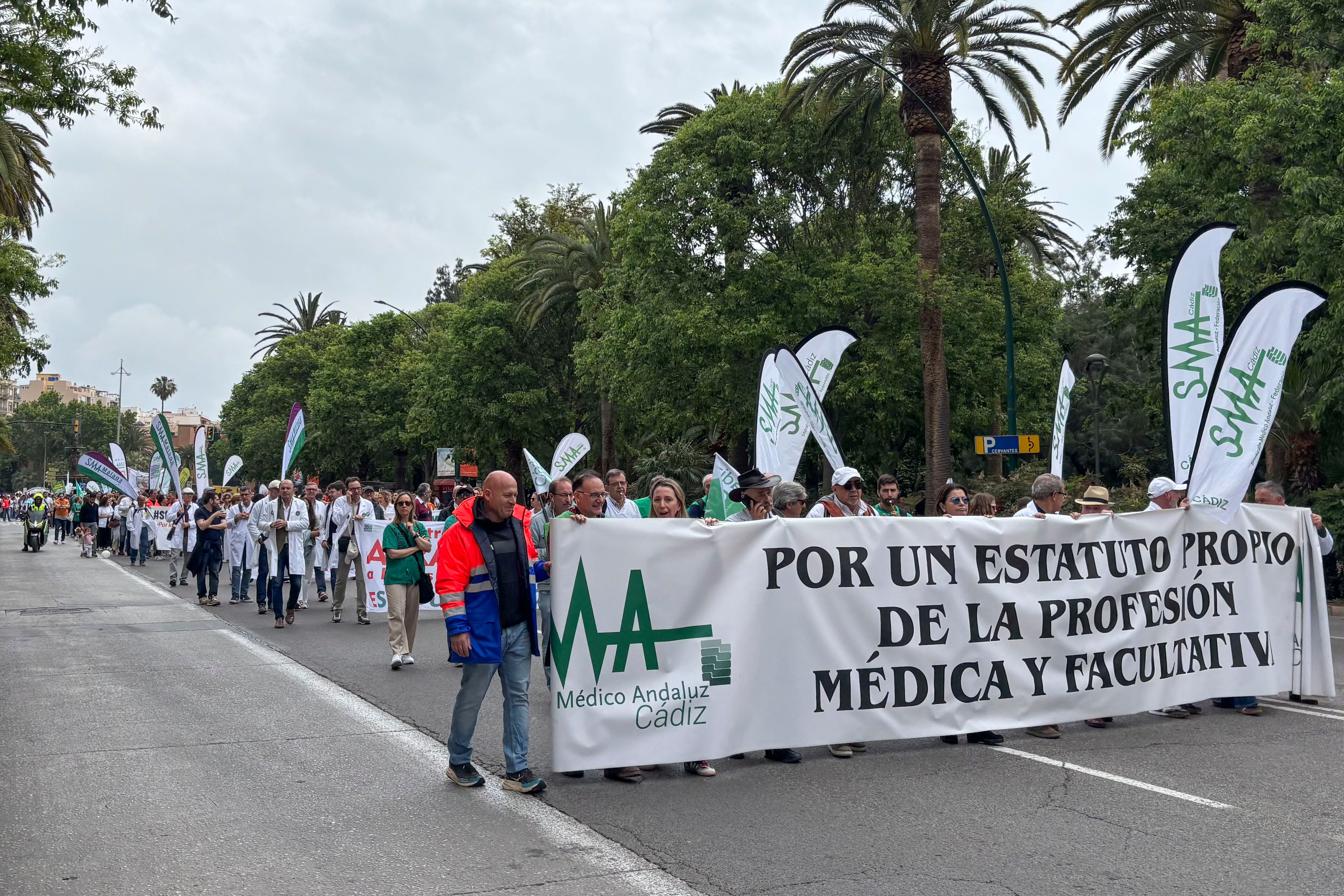 MÁLAGA, 29/04/2026.- Manifestación de falcutativos este miércoles en Málaga. El Sindicato Médico Andaluz (SMA) ha pedido este miércoles que el presidente del Gobierno, Pedro Sánchez, se haga cargo de la negociación para "salir de la crisis" y parar la huelga, ya que considera que la ministra de Sanidad, Mónica García, está "completamente incapacitada" para ello. EFE/Victoria Coronas