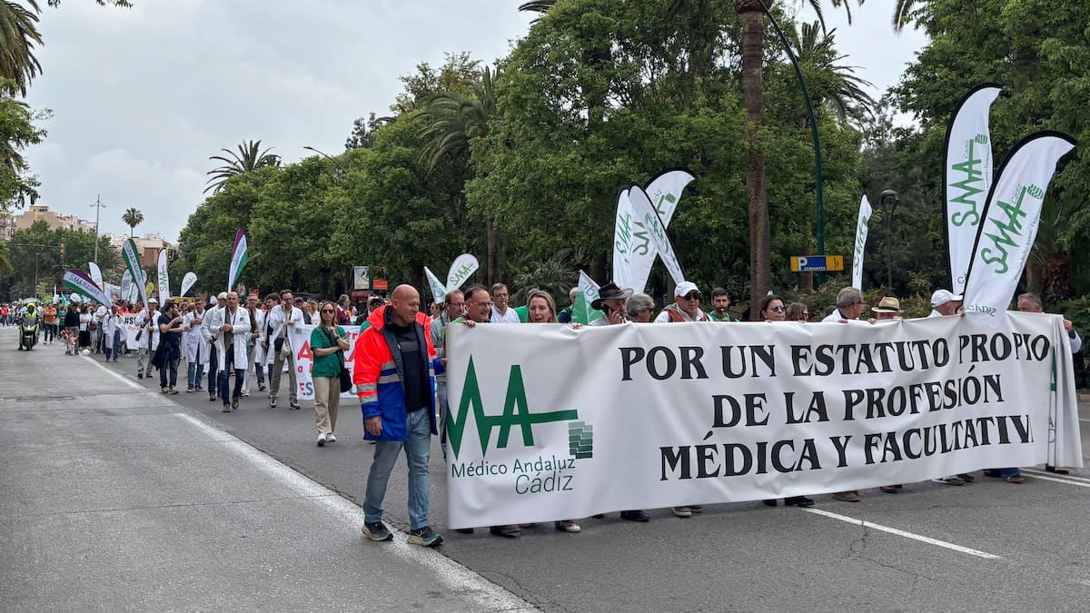Médicos de Andalucía toman las calles de Málaga para reclamar un Estatuto Marco propio: "Nos están explotando"