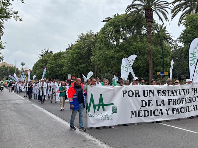 MÁLAGA, 29/04/2026.- Manifestación de falcutativos este miércoles en Málaga. El Sindicato Médico Andaluz (SMA) ha pedido este miércoles que el presidente del Gobierno, Pedro Sánchez, se haga cargo de la negociación para "salir de la crisis" y parar la huelga, ya que considera que la ministra de Sanidad, Mónica García, está "completamente incapacitada" para ello. EFE/Victoria Coronas