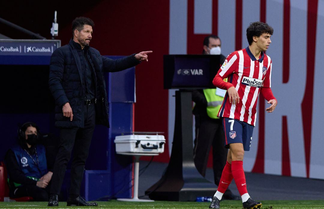 Simeone da instrucciones, junto a Joao Félix