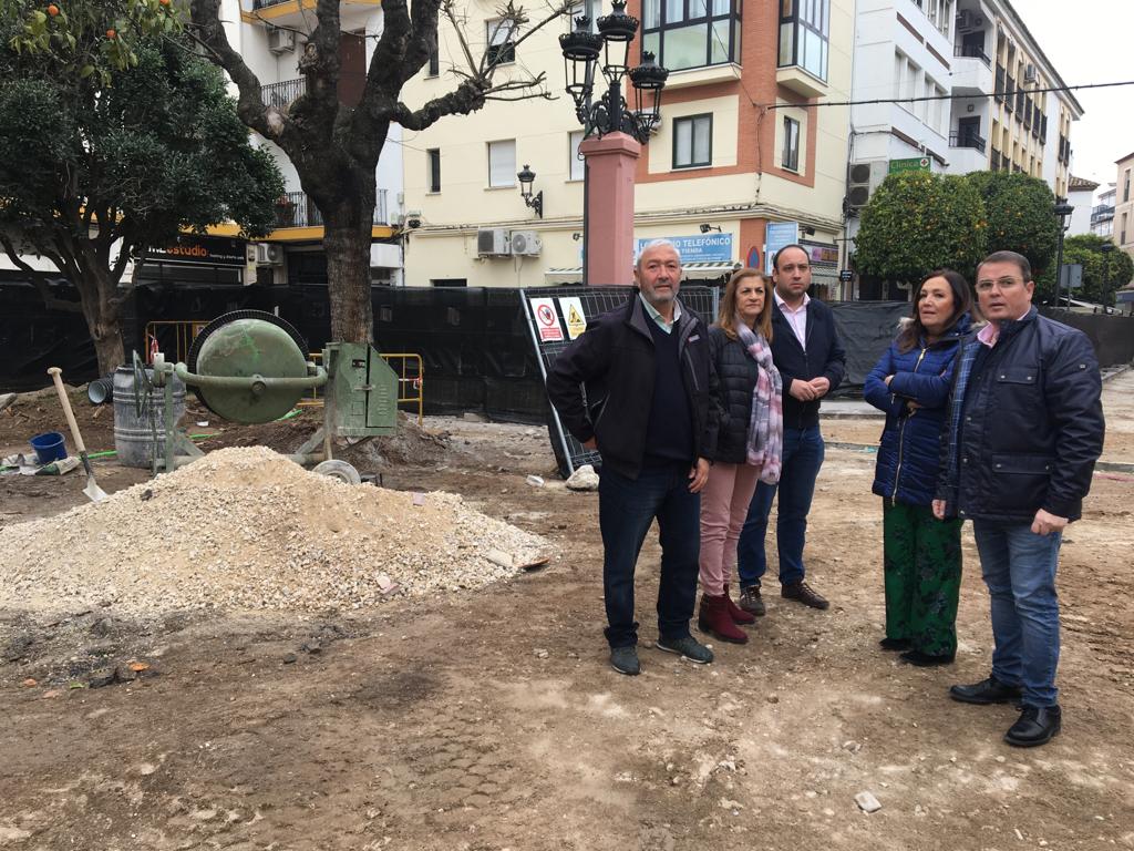 La subdelegada de España en Jaén, Catalina Madueño y el alcalde de Andújar, Pedro Luis Rodríguez han visitado las obras de remodelación de la Plaza de la Constitución de Andújar