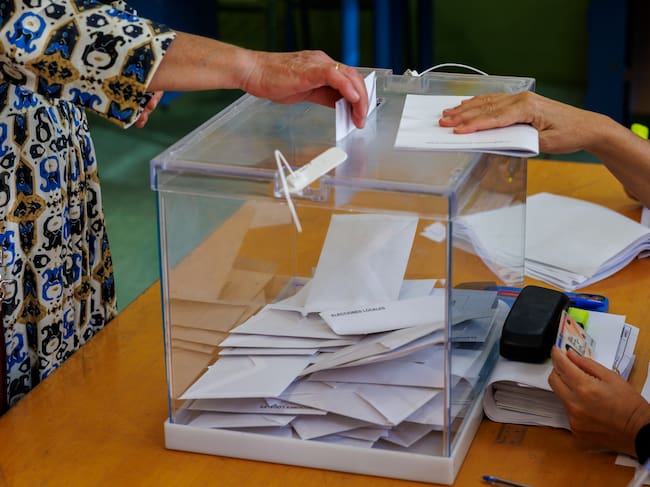 GRAFAND2215. SEVILLA, 28/05/2023.- Una mujer introduce su voto en una urna en un colegio electoral del centro de Sevilla. EFE/ Julio Muñoz.