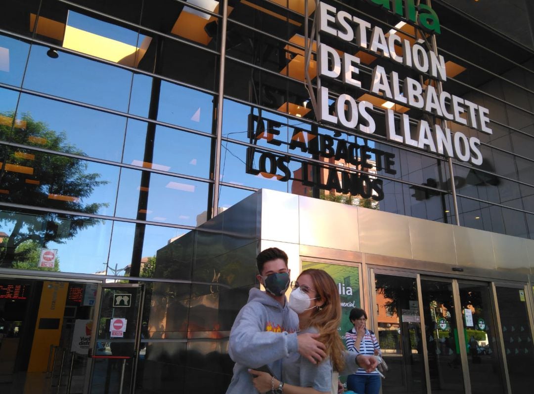 Laura y Andrés se reencuentran a las puertas de la estación