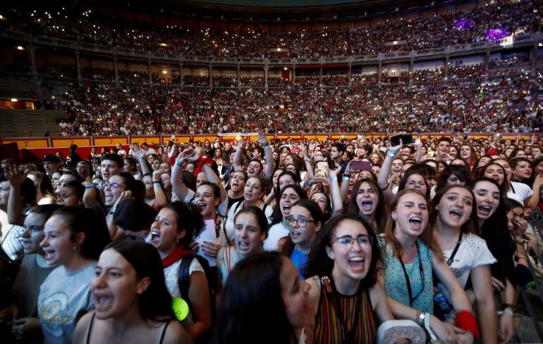 Asistentes al concierto que los participantes en la última edición del programa televisivo Operación Triunfo, en la Plaza de Toros de Pamplona. EFE Villar López