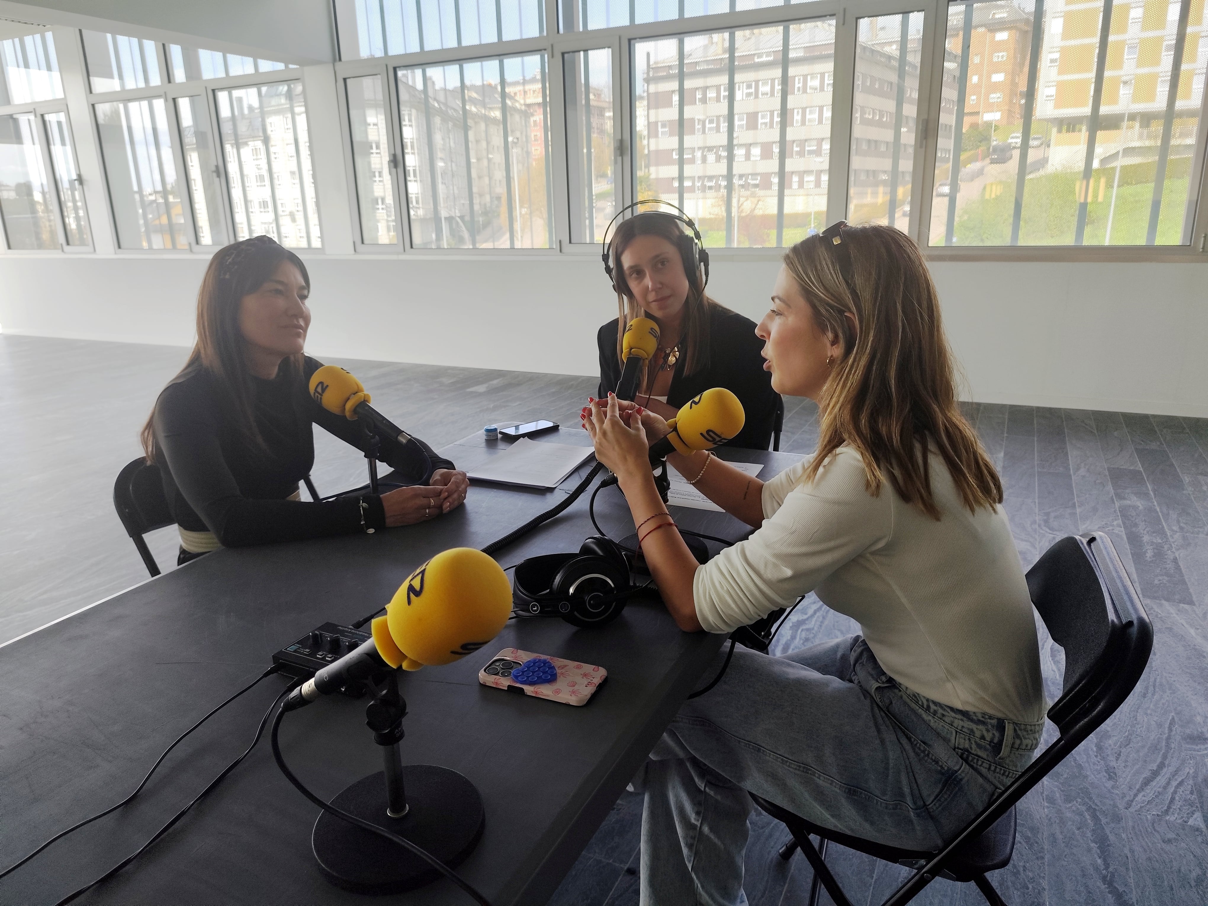 Estíbaliz Veiga, á esquerda, e Beatriz Serén, académicas e entregadoras dun dos premios.