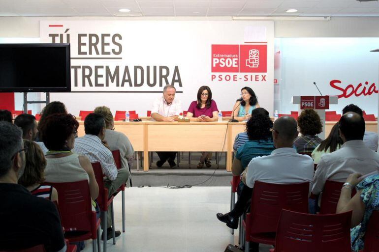 Marisol Mateos, a la derecha, interviene en el encuentro celebrado en Mérida.