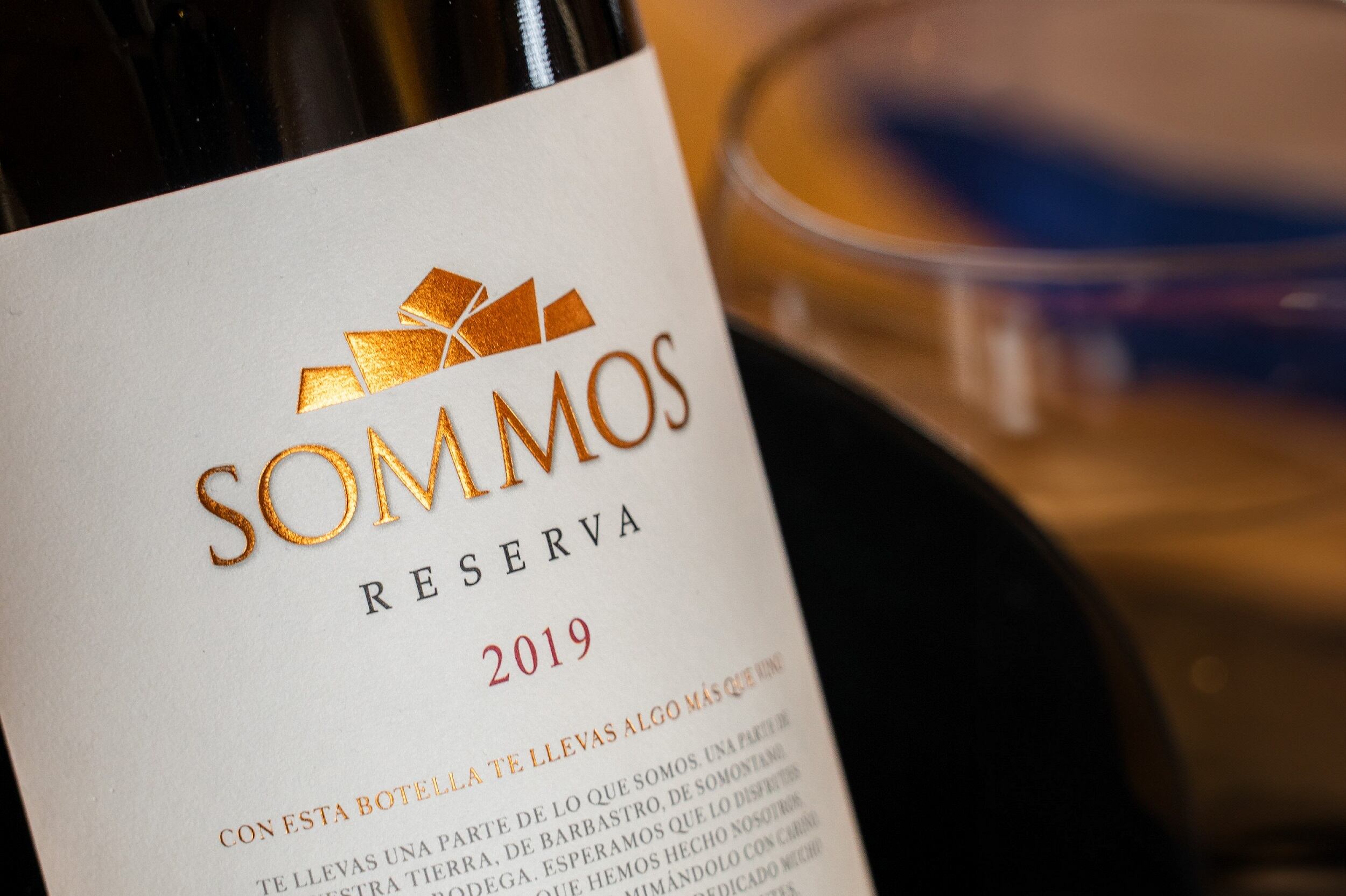 Etiqueta del vino de Sommos Reserva 2019 premiado en el certamen internacional Mundus Vini 2024