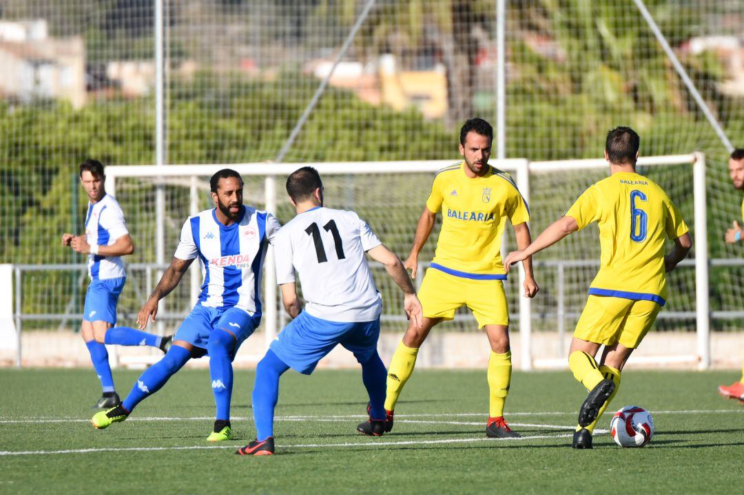 César controlando la pelota.