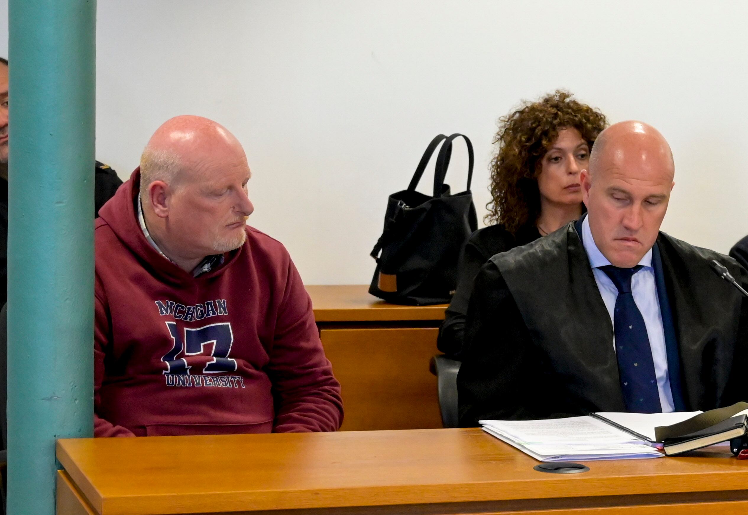 A CORUÑA, 16/06/25.- Roger Serafín (i), acusado del asesinato y violación de Elisa Abruñedo, vecina de Lavandeira, en septiembre de 2013 cuando salió a pasear, durante una sesión de su juicio en la Audiencia Provincial en A Coruña, este lunes. EFE/Cabalar