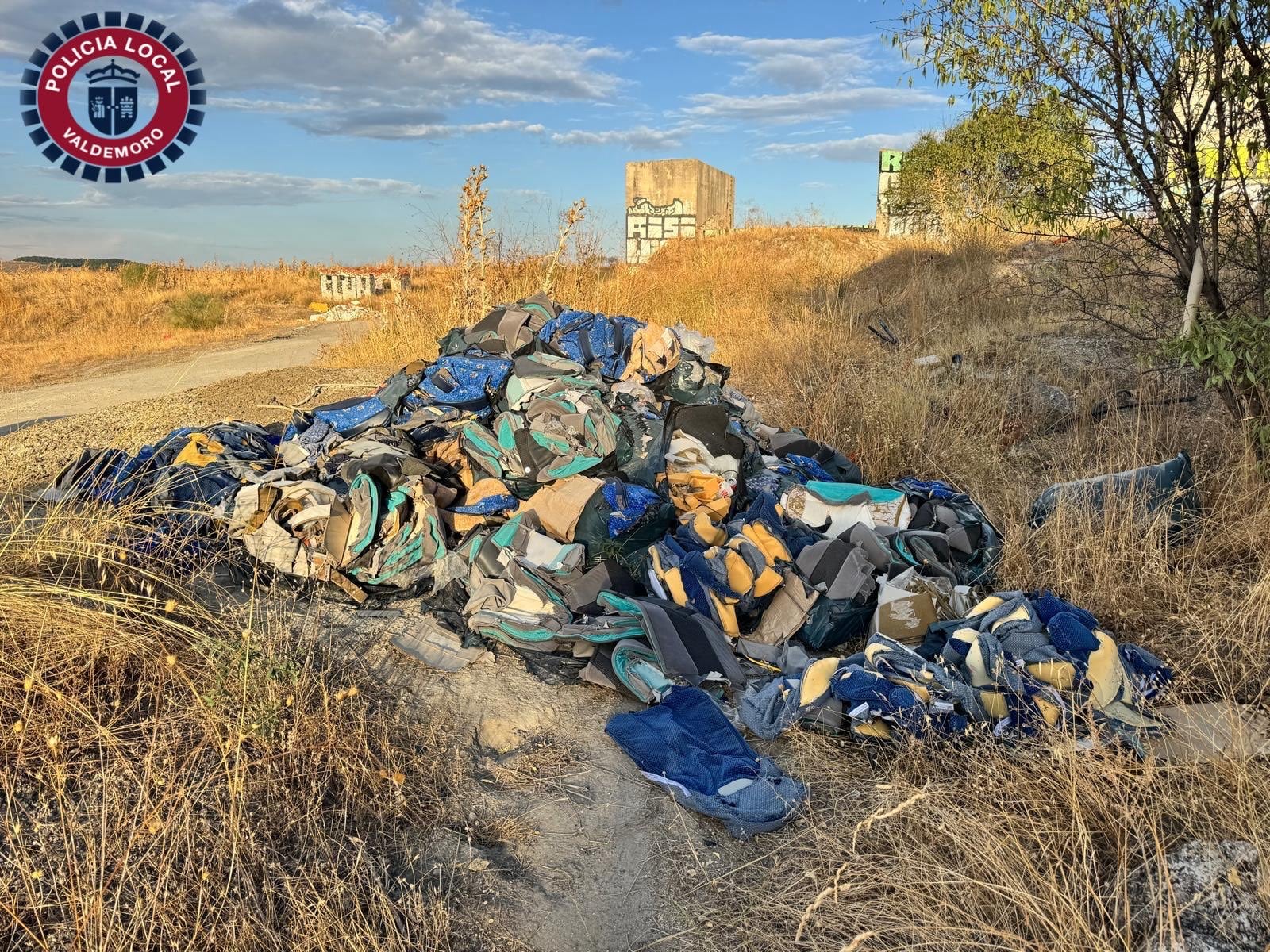 Los vertidos ilegales junto a un camino