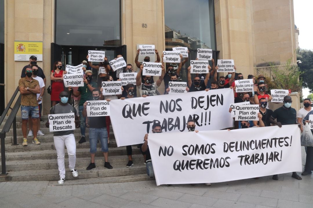 Imatge dels concentrats per demanar que es reobrin els locals d&#039;oci nocturn davant la delegació d&#039;hisenda de Tarragona