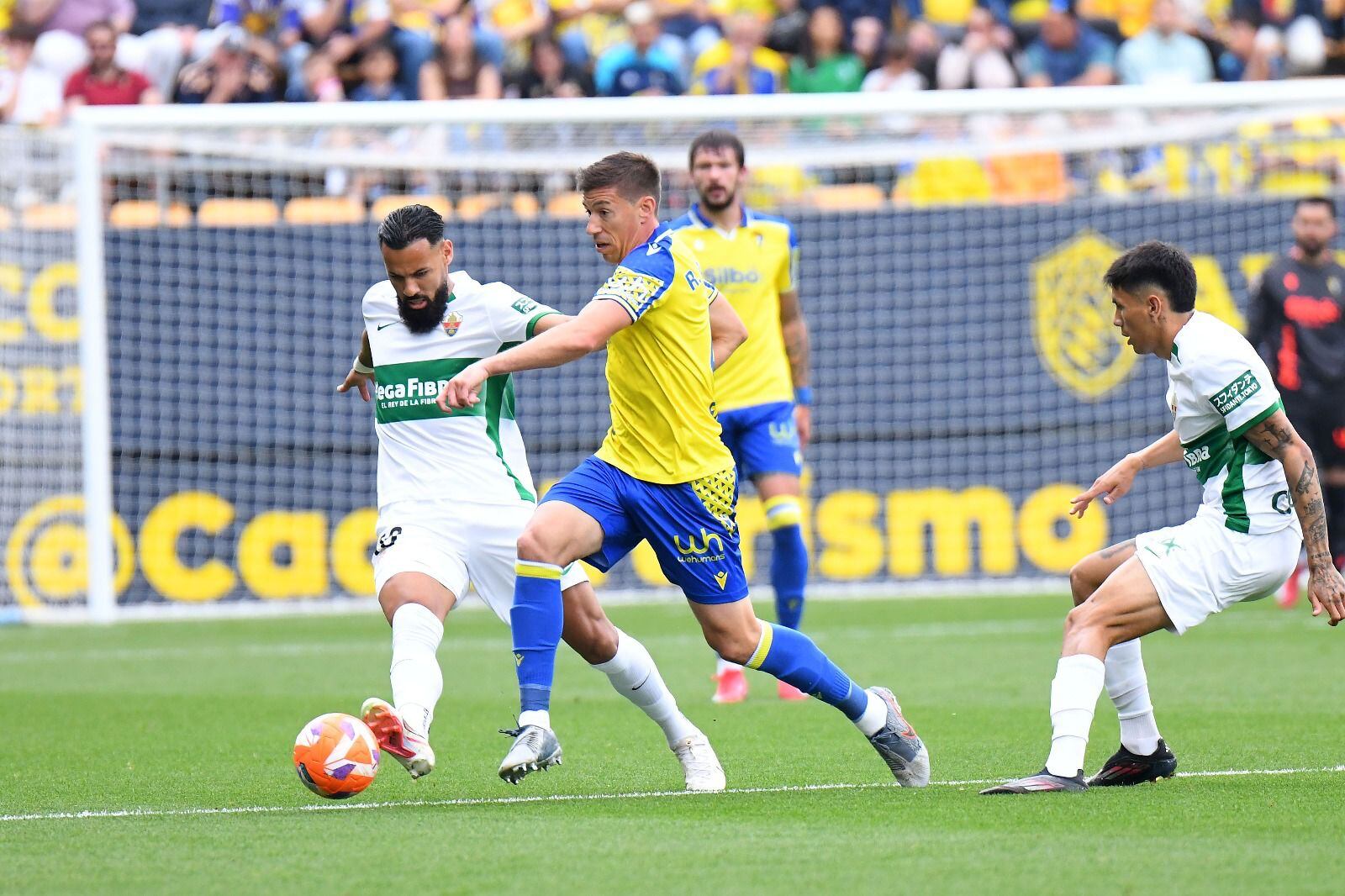 Rubén Alcaraz junto a Mourad disputando un balón en el Nuevo Mirandilla. Foto: Cádiz CF.