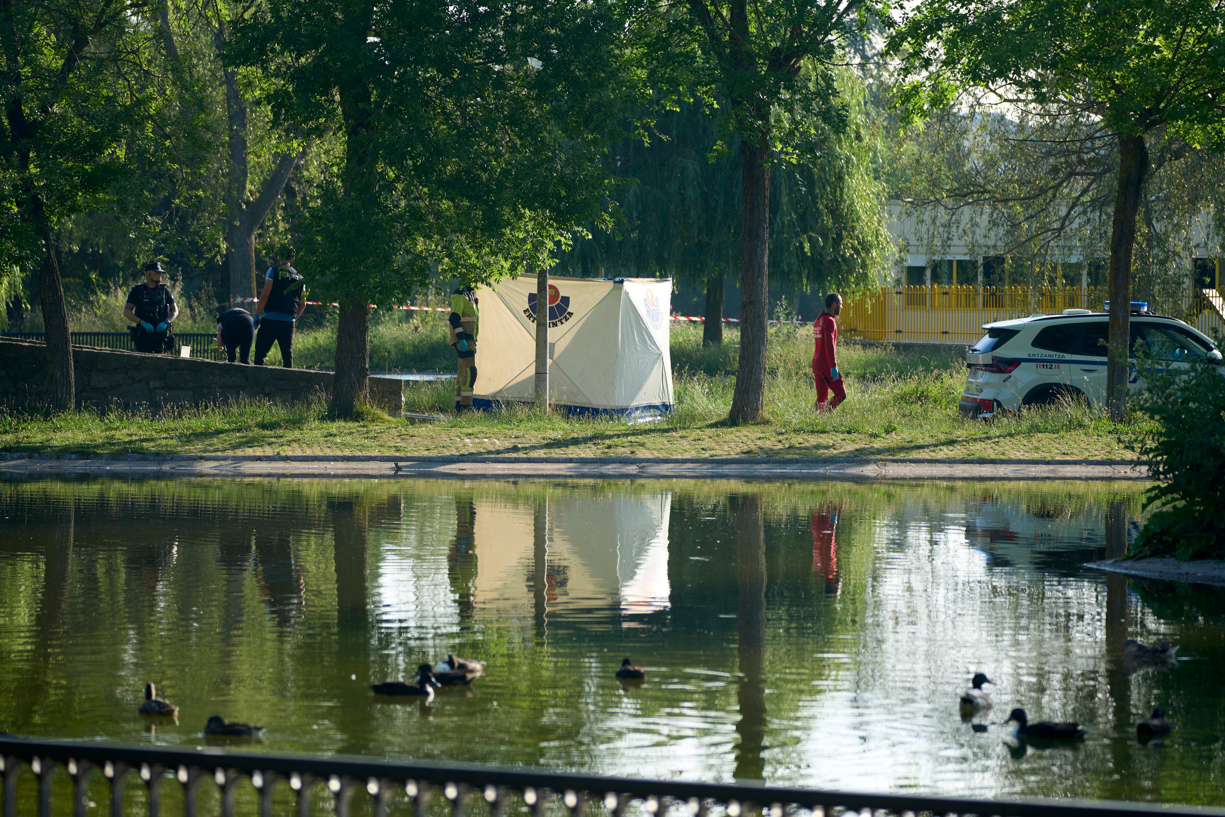 VITORIA, 17/06/2025.- Miembros de la Ertzaintza trabajan en el lugar donde un hombre fue hallado alrededor de las siete de la mañana de este martes flotando en un estanque del parque de San Martín de Vitoria. EFE/ L. Rico
