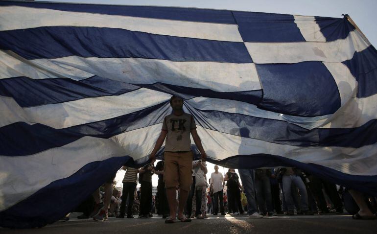 ATH02 ATENAS (GRECIA), 29/06/2015.- Varias personas a favor del no en el referéndum se manifiestan junto al edificio del Parlamento en la plaza Syntagma de Atenas, Grecia hoy 29 de junio de 2015. El Gobierno griego mantiene su planificación del referéndum