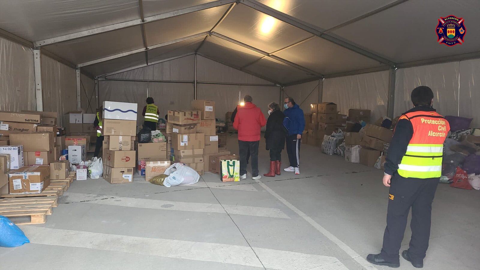 Carpa ubicada en el Centro Unificado de Seguridad de Alcorcón para la recogida de ayuda para Ucrania