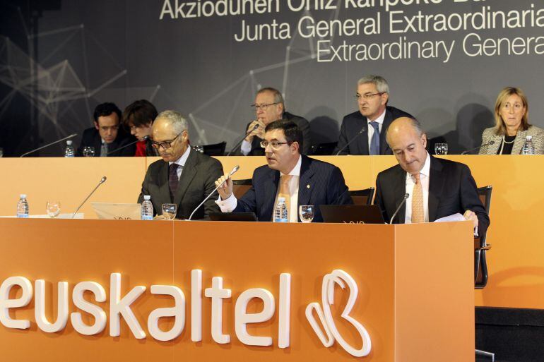 El presidente de Euskaltel, Alberto. G. Erauskin, el director general Fenando Ojeda y el secretario general y del consejo, Francissco Javier Allende en la Junta General Extraordinaria de Accionistas de Euskaltel.