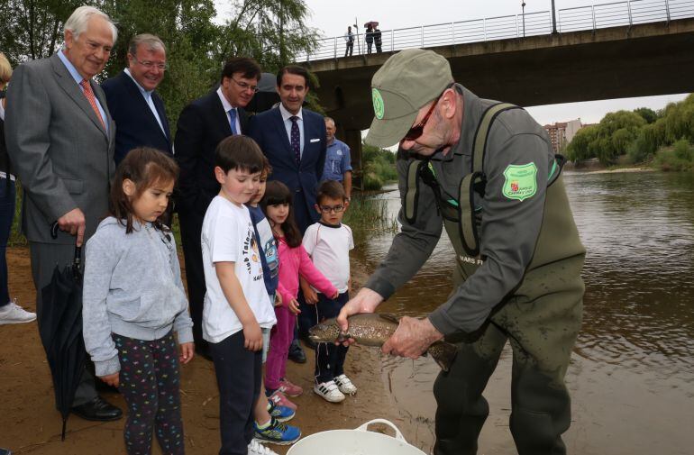 Agentes de Medio Ambiente de la Junta introducen truchas en el Bernesga procedentes de la piscifactoría de Vegas del Condado