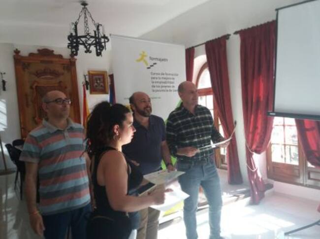 Una de las alumnas, al recoger su diploma