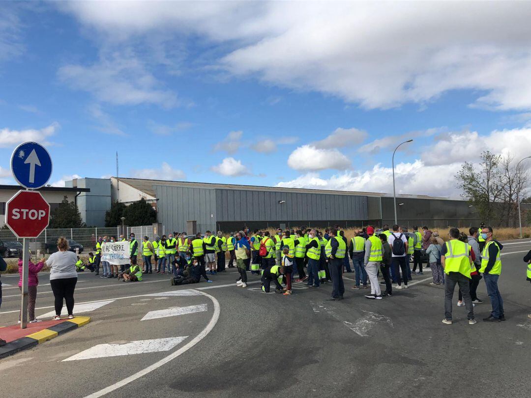 Trabajadores de Trenasa hacen un corte simbólico de la vía cercana a la planta