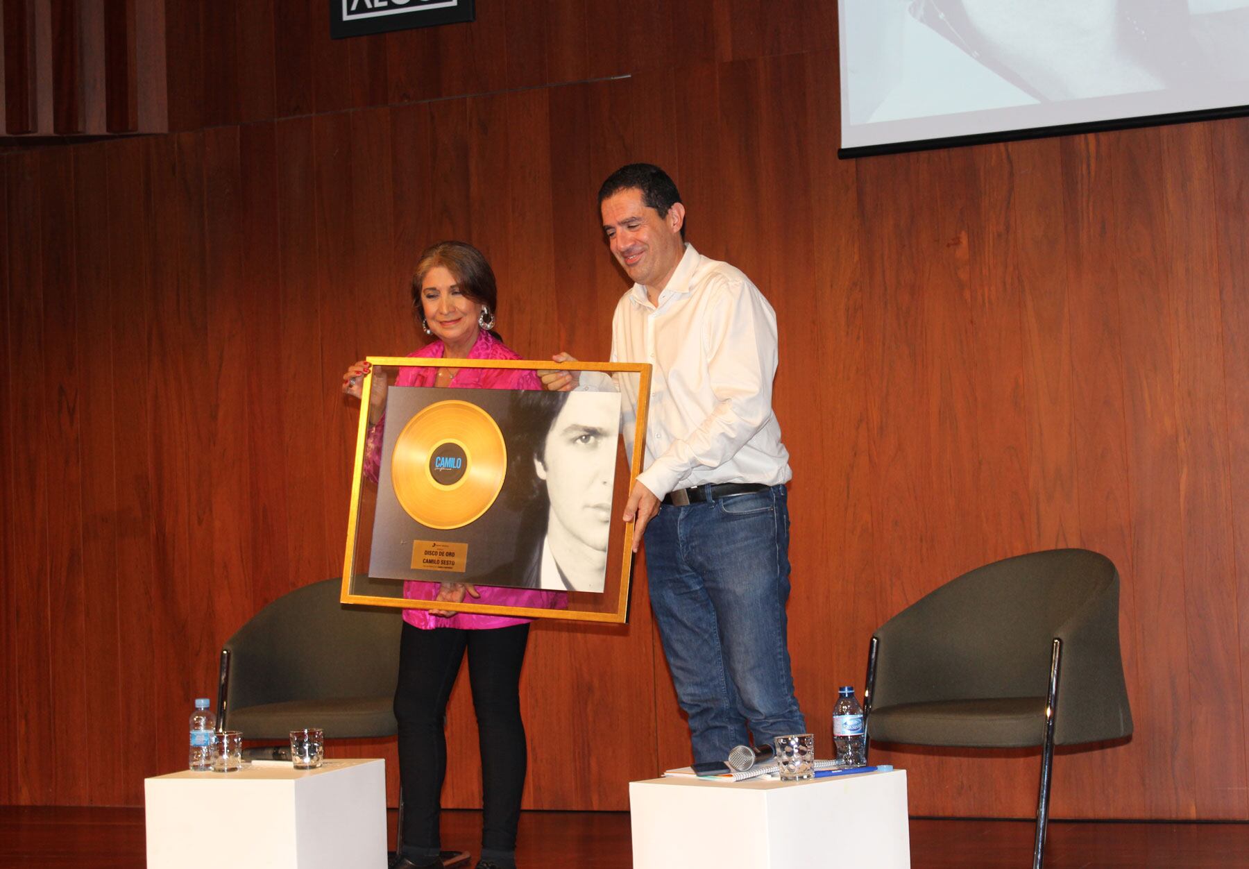 Lourdes Ornelas entrega el disco de oro al alcalde de Alcoy, Toni Francés