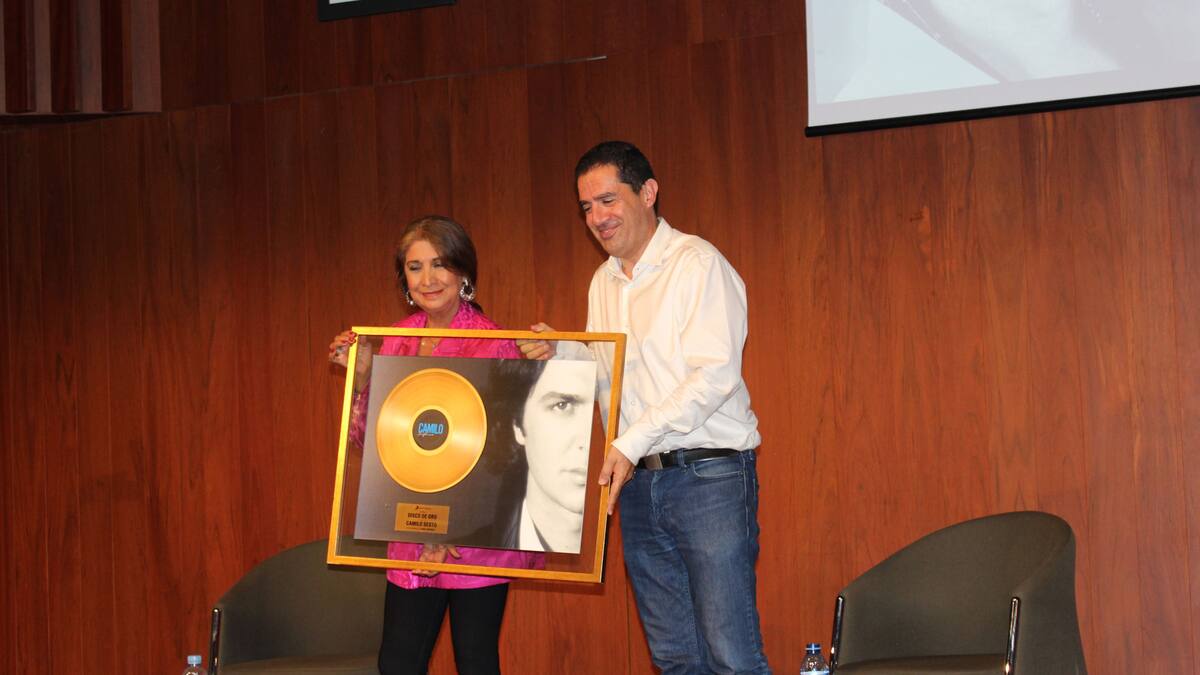 Lourdes Ornelas entrega a Alcoy el disco de oro de Camilo Sesto por 'Camilo sinfónico'
