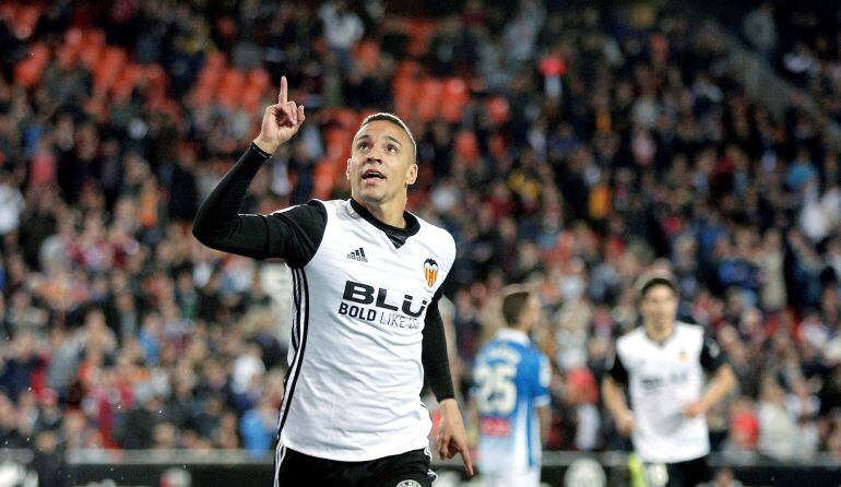 GRAF9319. VALENCIA, 08042018.- El delantero del Valencia CF, Rodrigo Moreno, celebra el primer gol de su equipo ante el RCD Espanyol durante el partido de La Liga correspondiente a la jornada 31ª jugado esta noche en el estadio de Mestalla. EFEManuel Bruq